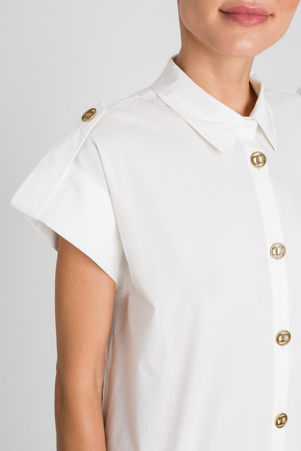 Shirt with branded buttons