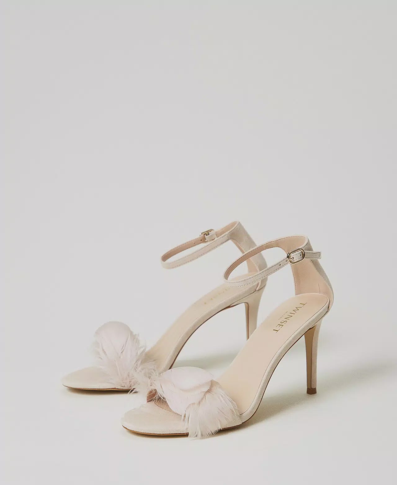 Leather sandals with feathers