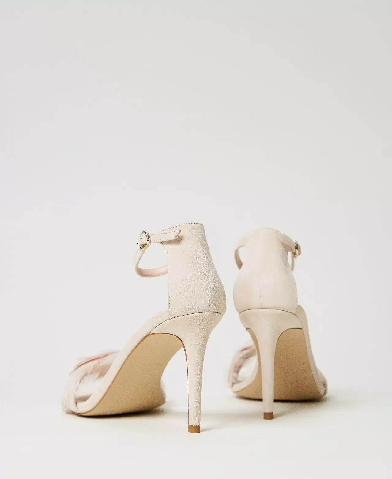 Leather sandals with feathers