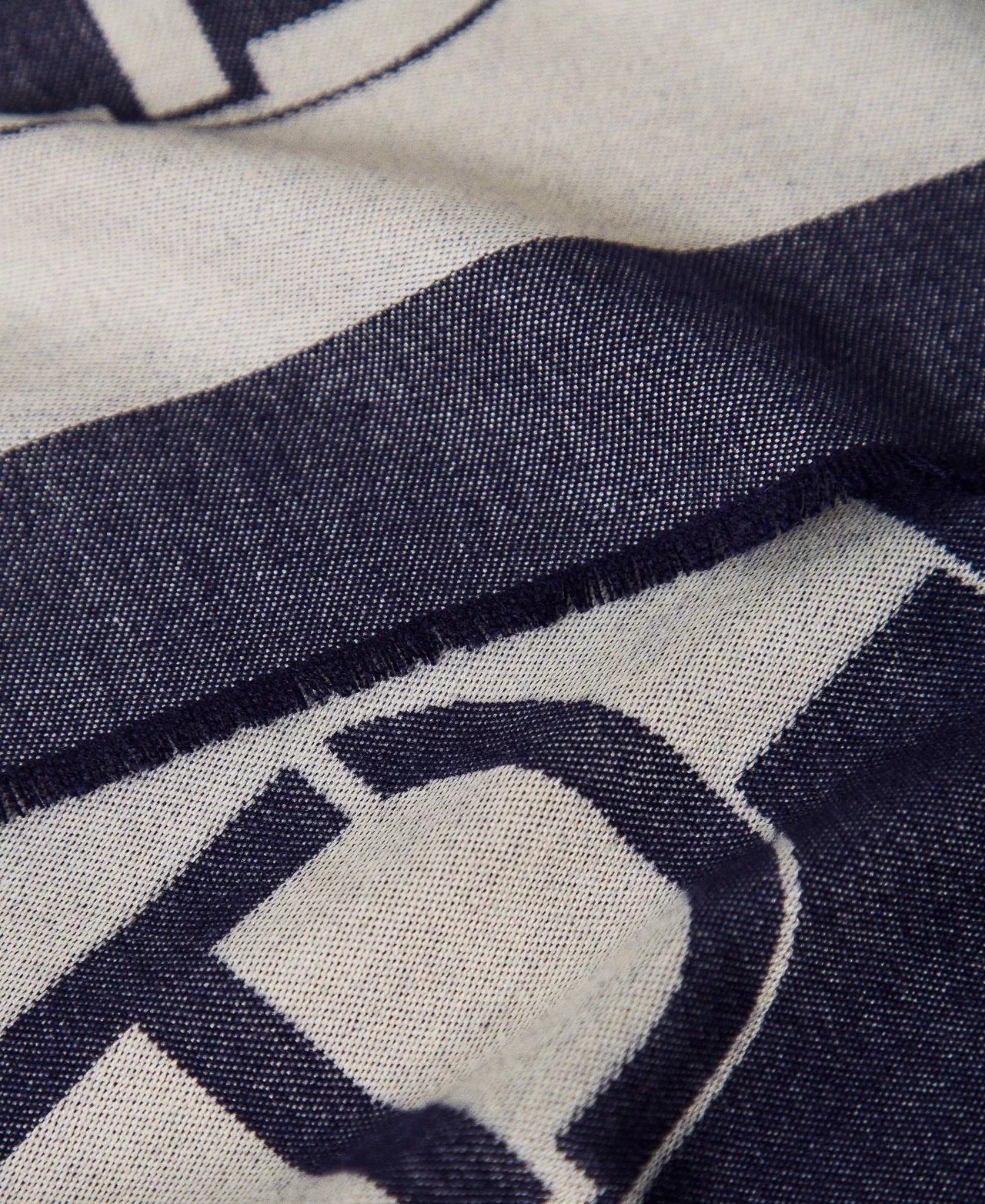 Jacquard kefiah with logo