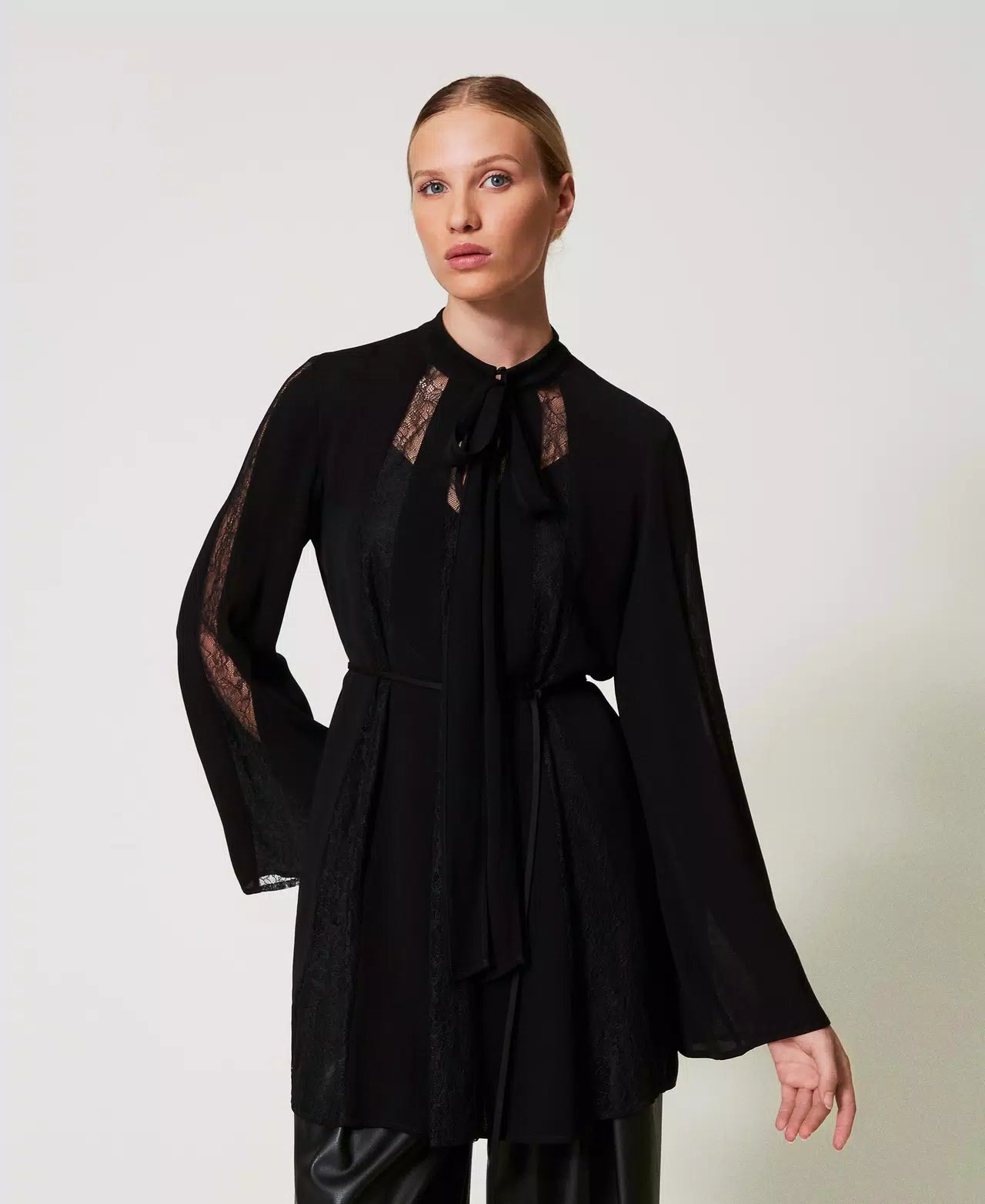 Crêpe tunic with lace