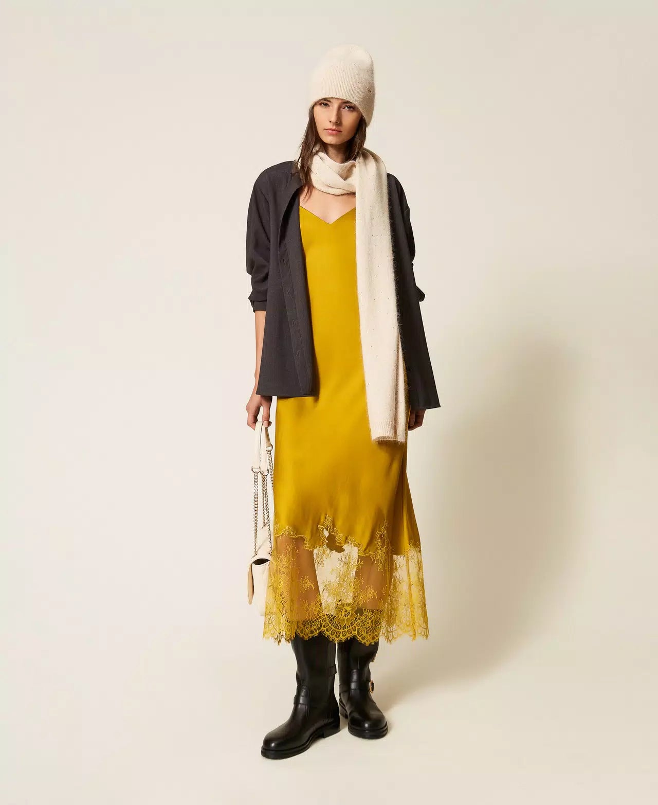 Knit scarf with sequins beige