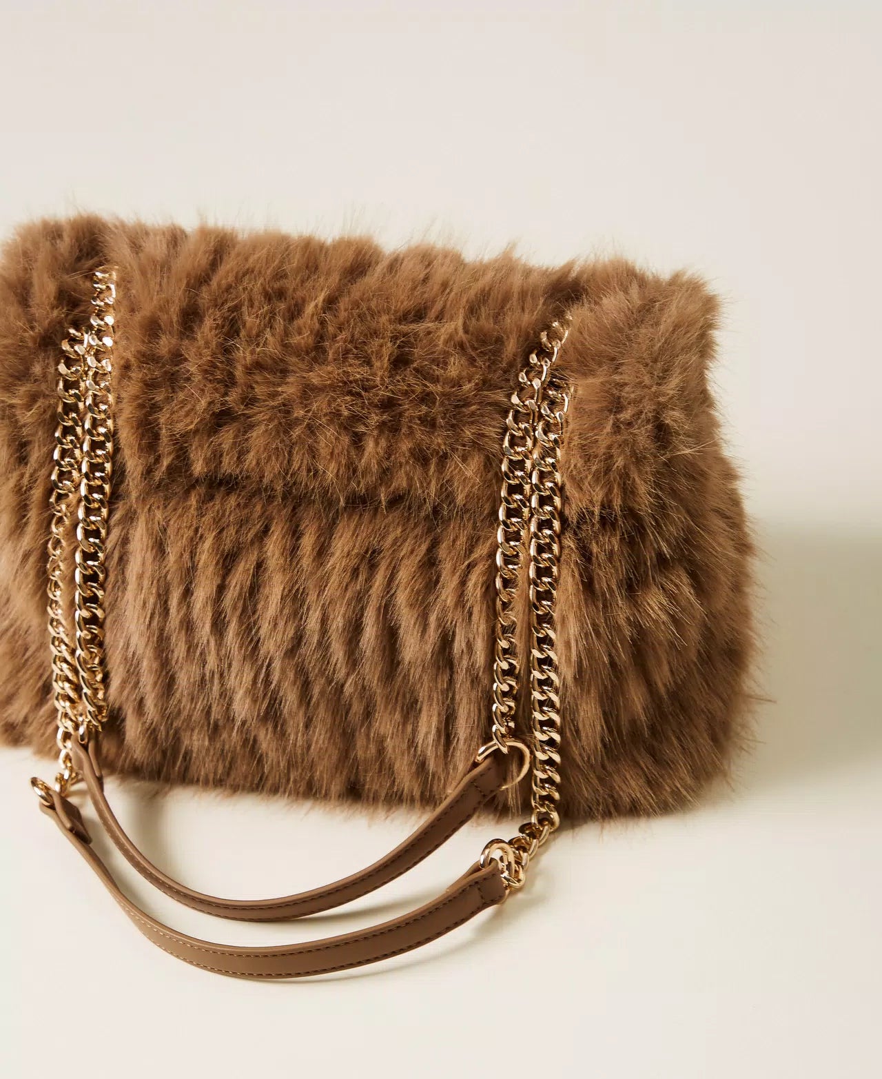 “Dreamy” faux fur shoulder bag