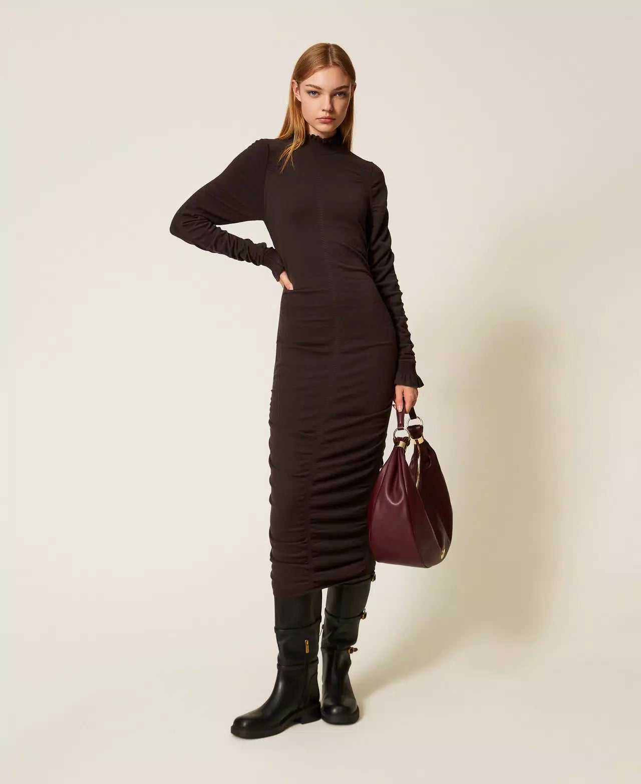 Long knit dress with gathering