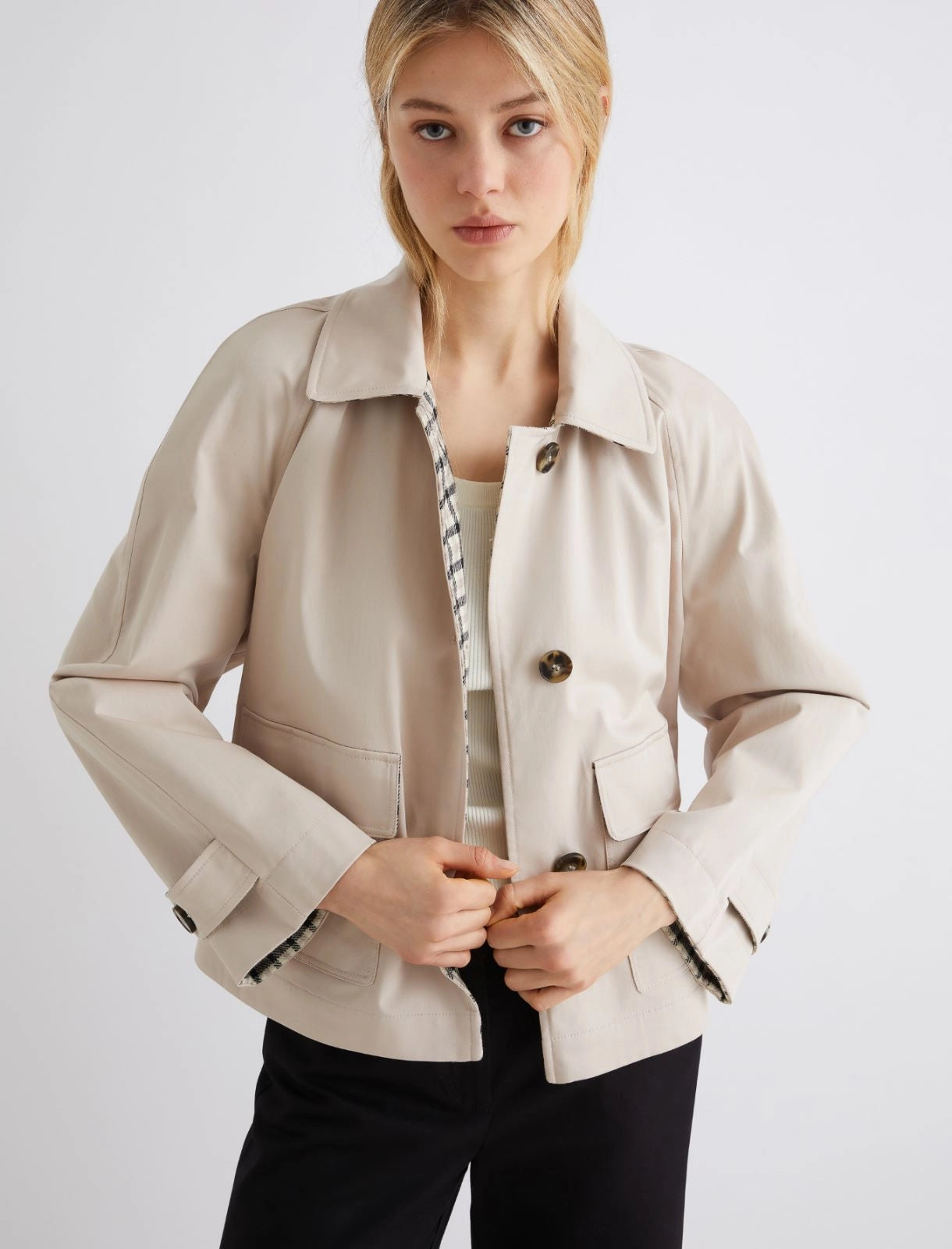 Short stretch gabardine reversible trench coat