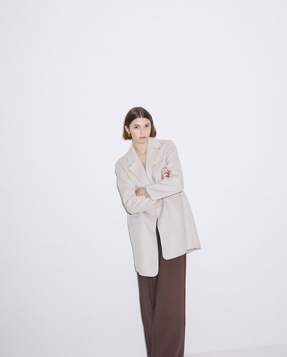 Abrigo de lana midi hecho a mano color crudo